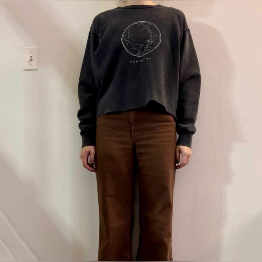 Hollister women’s size M graphic cropped crew neck